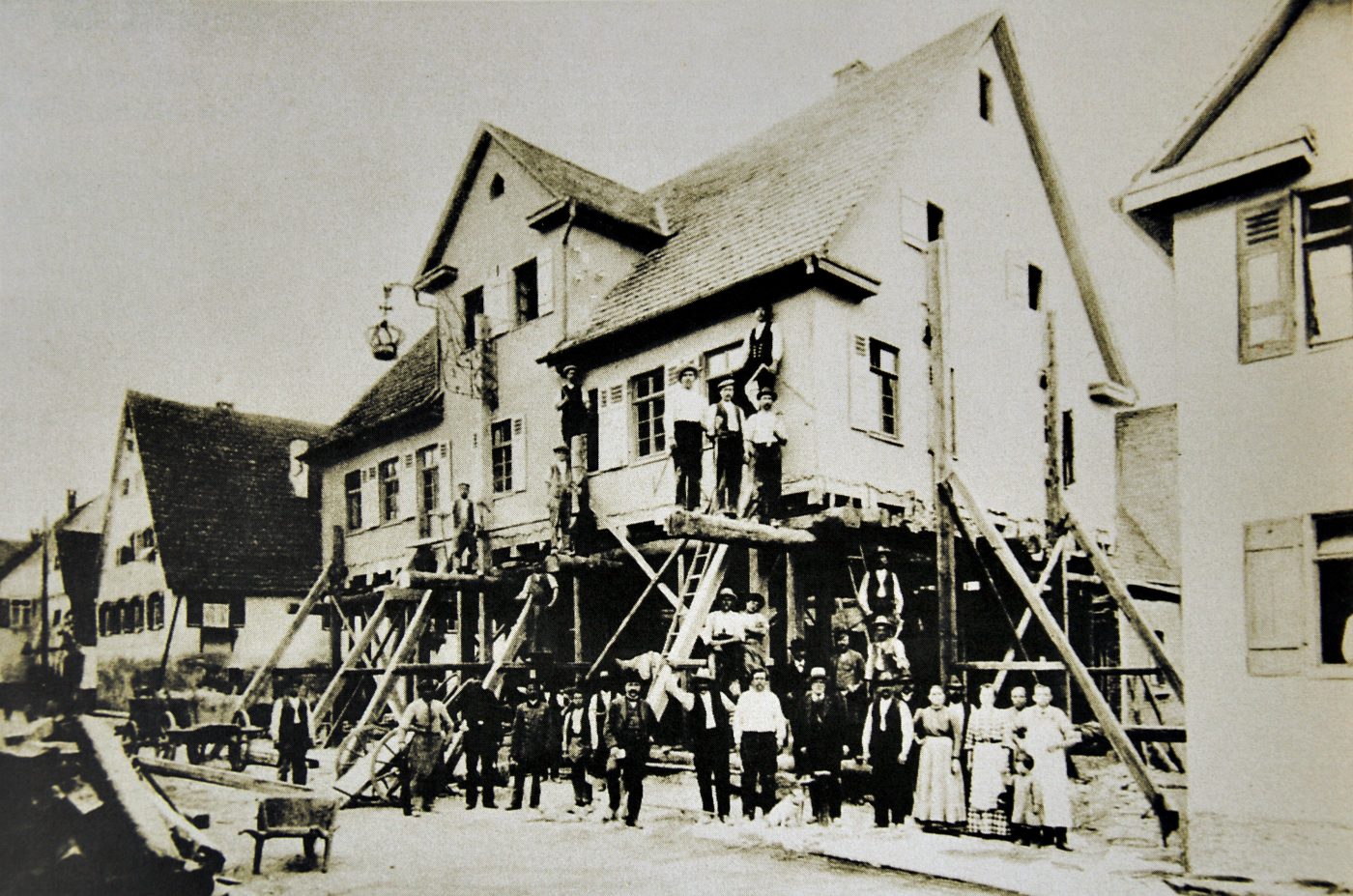 Gebäudeanhebung in Weil 1909